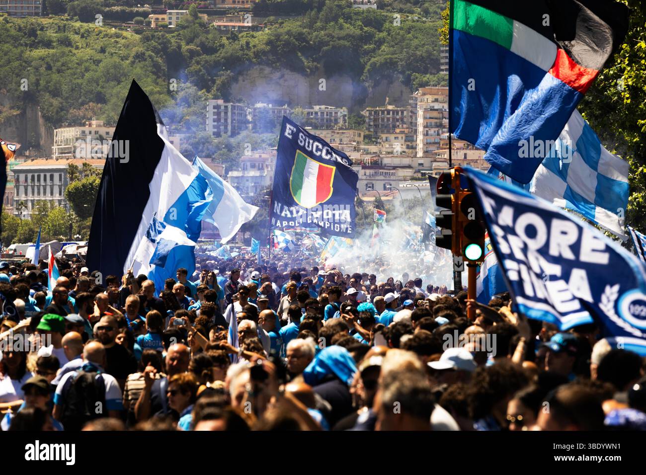 CRO 26 mai 2025 Naples, Lungomare Caracciolo. Le défilé des champions italiens sur les bus à toit ouvert. Neaphoto Sergio Siano Banque D'Images