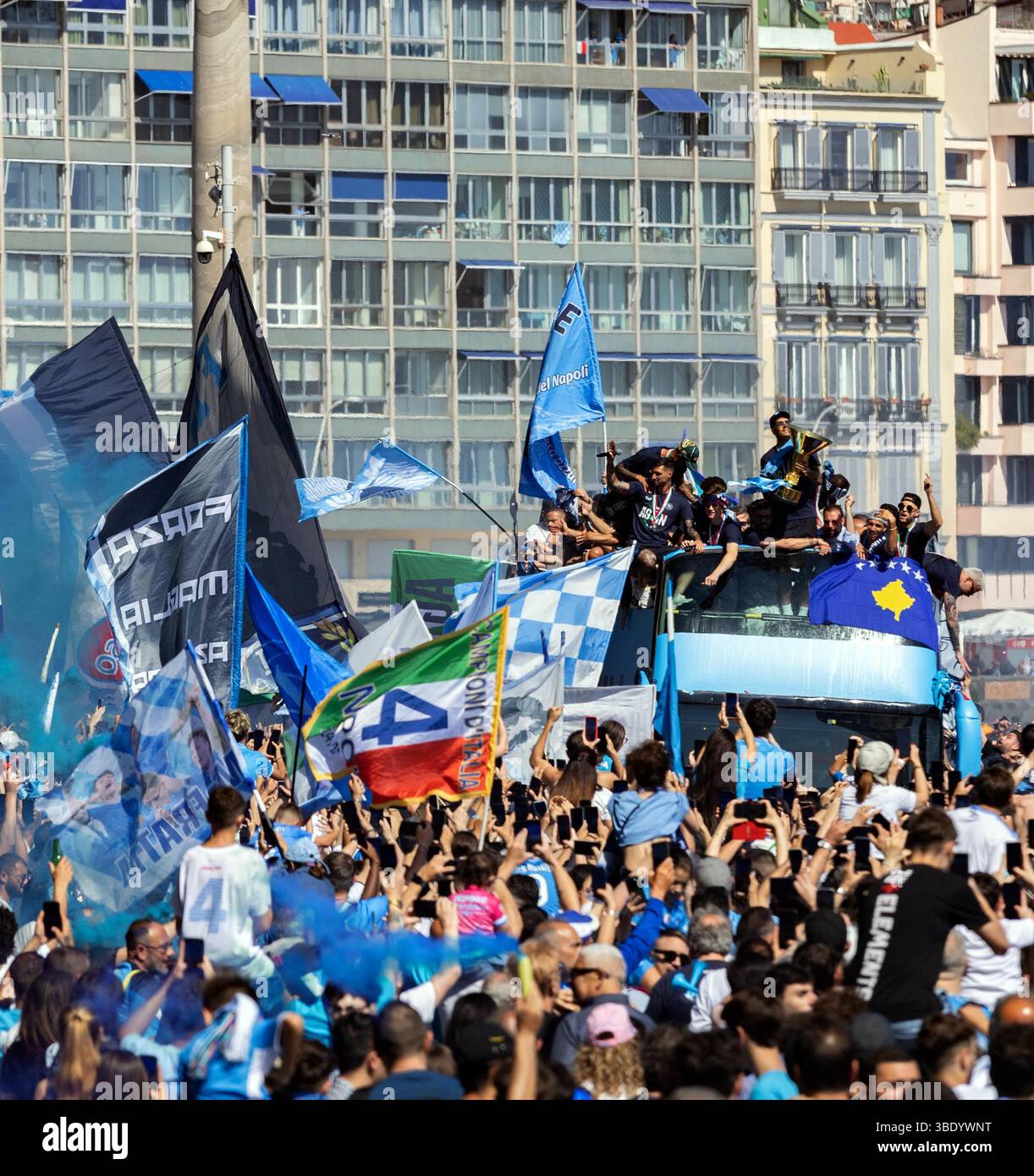 CRO 26 mai 2025 Naples, Lungomare Caracciolo. Le défilé des champions italiens sur les bus à toit ouvert. Neaphoto Sergio Siano Banque D'Images