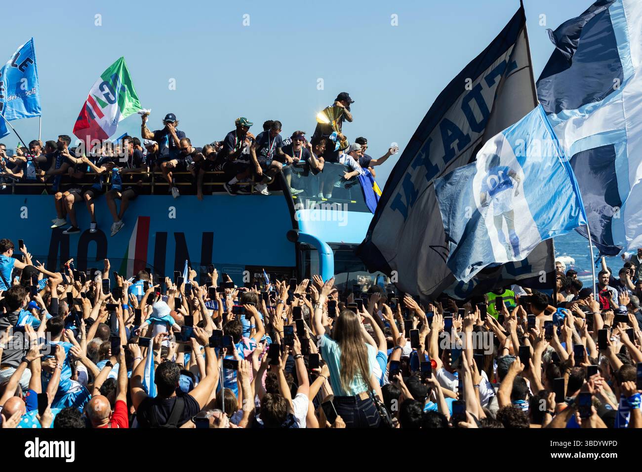 CRO 26 mai 2025 Naples, Lungomare Caracciolo. Le défilé des champions italiens sur les bus à toit ouvert. Neaphoto Sergio Siano Banque D'Images