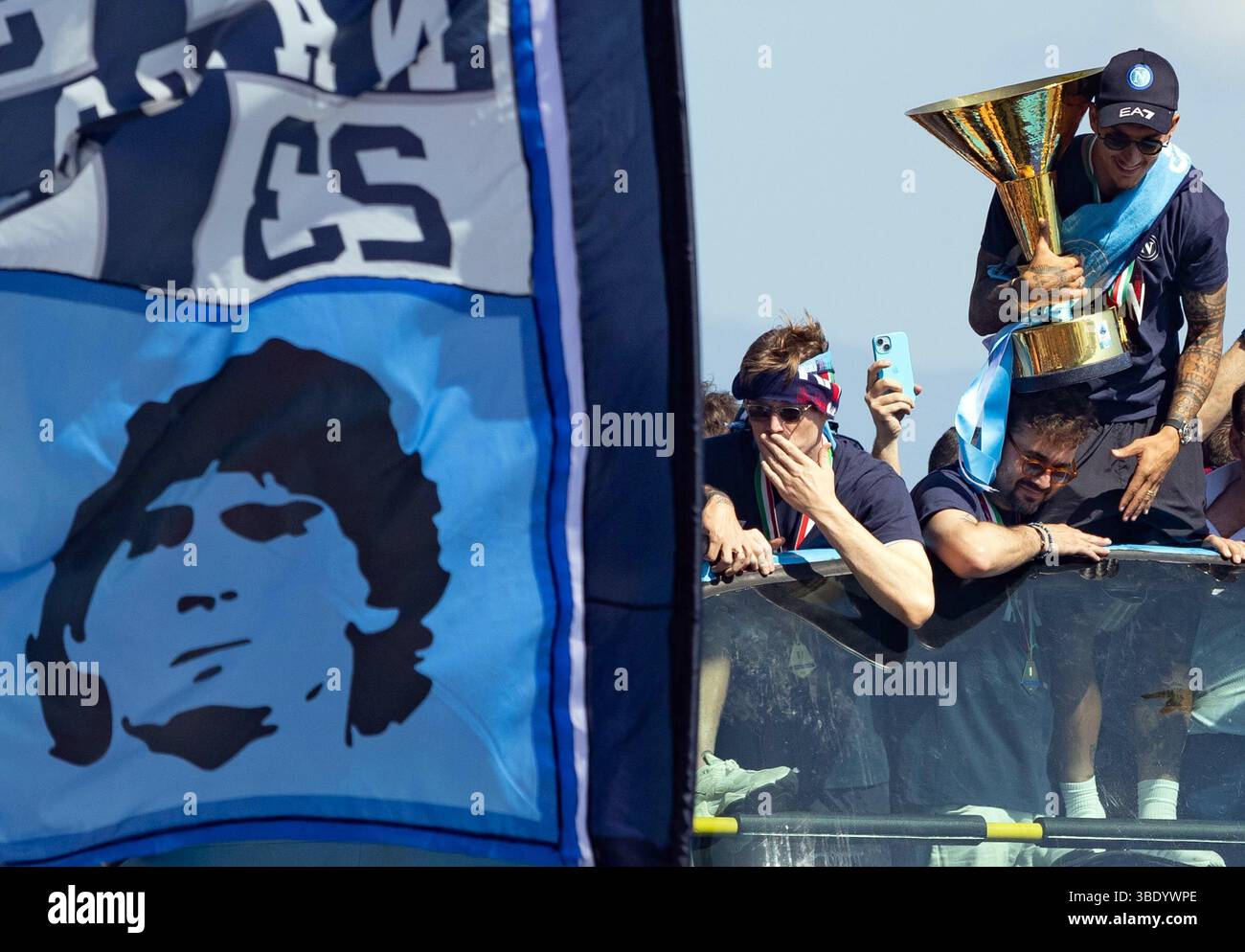CRO 26 mai 2025 Naples, Lungomare Caracciolo. Le défilé des champions italiens sur les bus à toit ouvert. Neaphoto Sergio Siano Banque D'Images