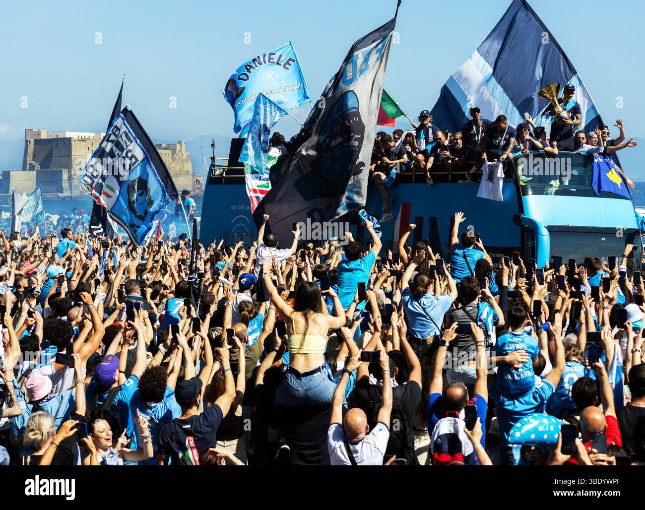 CRO 26 mai 2025 Naples, Lungomare Caracciolo. Le défilé des champions italiens sur les bus à toit ouvert. Neaphoto Sergio Siano Banque D'Images