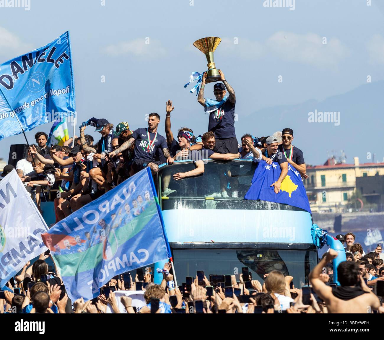 CRO 26 mai 2025 Naples, Lungomare Caracciolo. Le défilé des champions italiens sur les bus à toit ouvert. Neaphoto Sergio Siano Banque D'Images