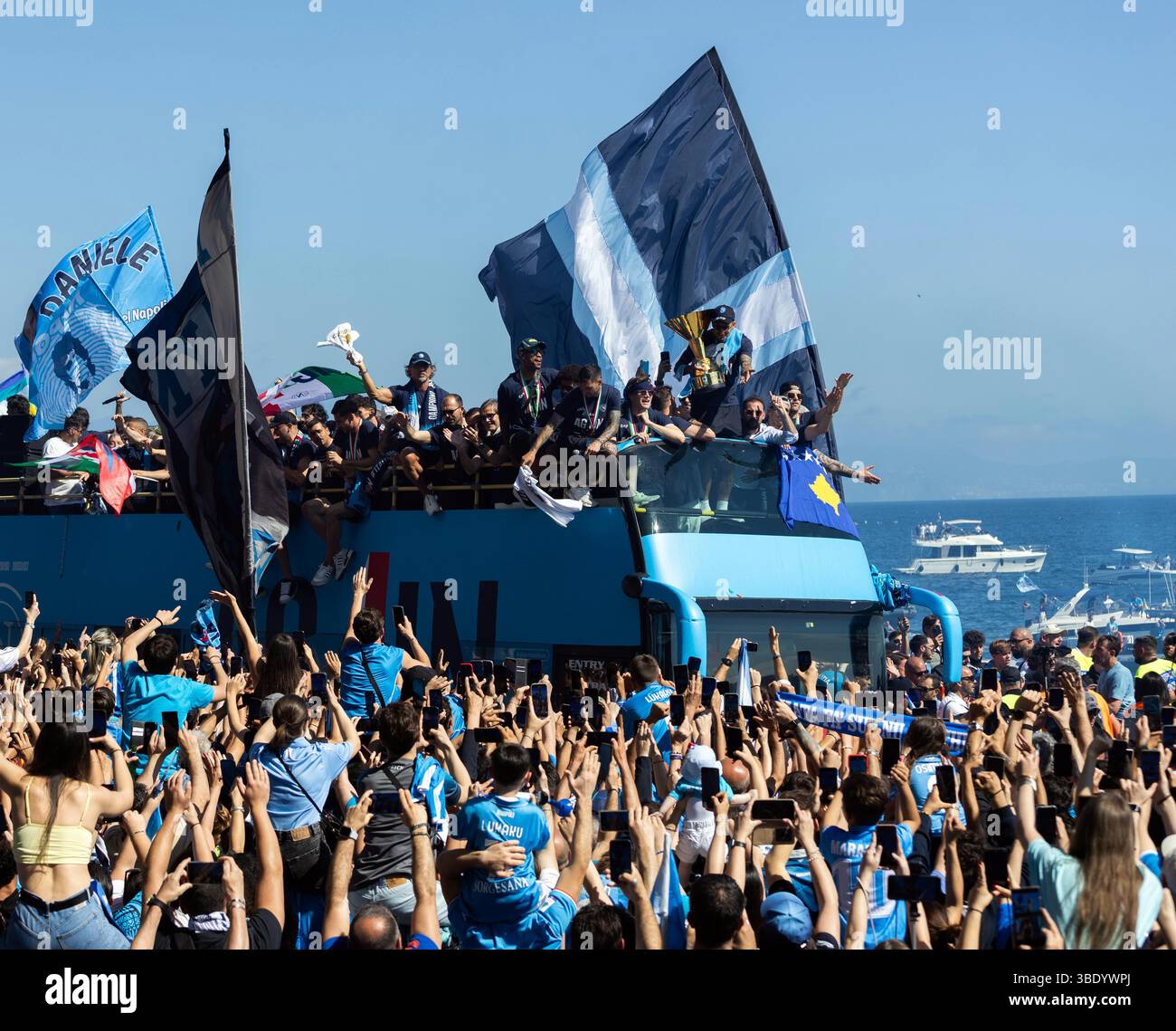CRO 26 mai 2025 Naples, Lungomare Caracciolo. Le défilé des champions italiens sur les bus à toit ouvert. Neaphoto Sergio Siano Banque D'Images
