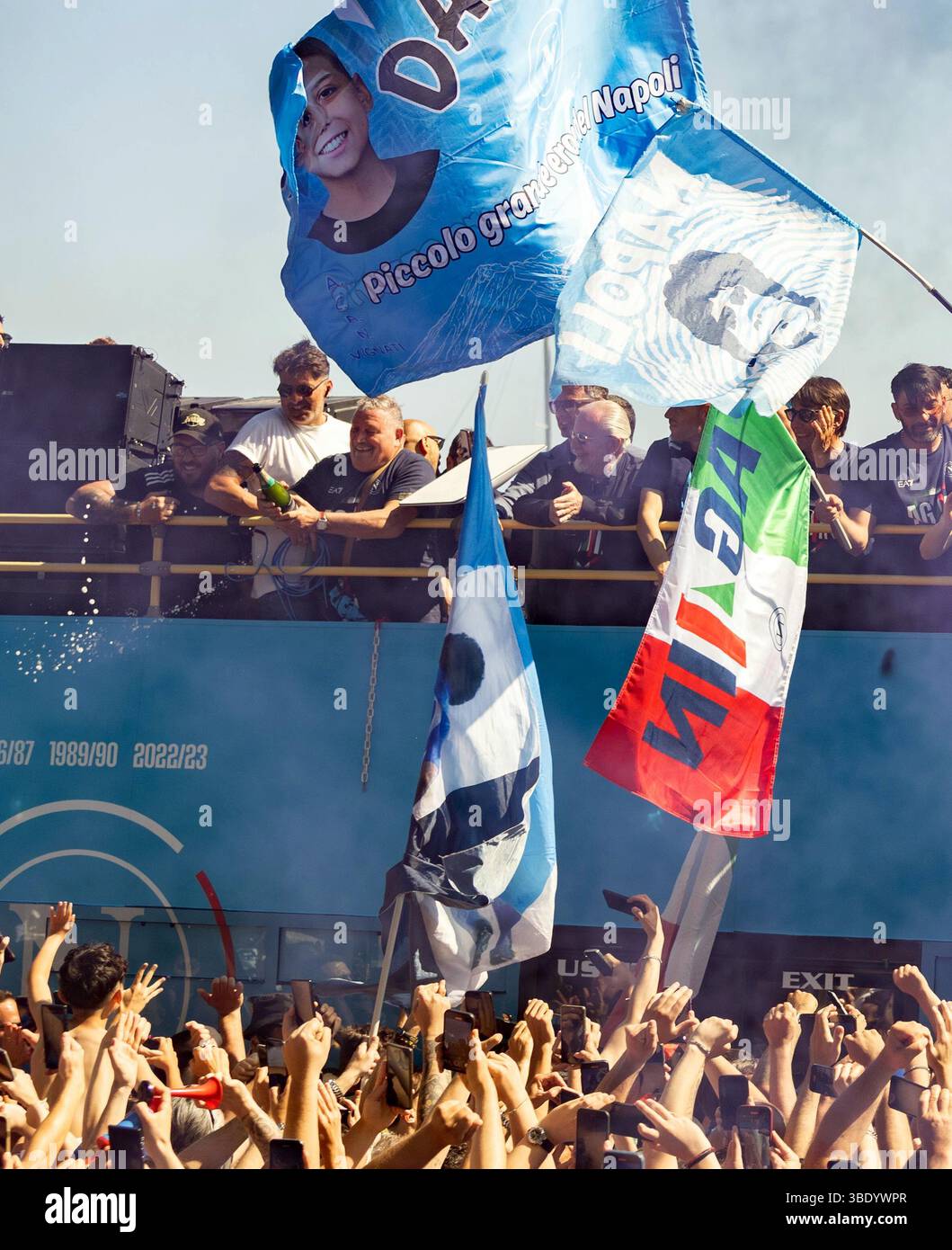 CRO 26 mai 2025 Naples, Lungomare Caracciolo. Le défilé des champions italiens sur les bus à toit ouvert. Neaphoto Sergio Siano Banque D'Images