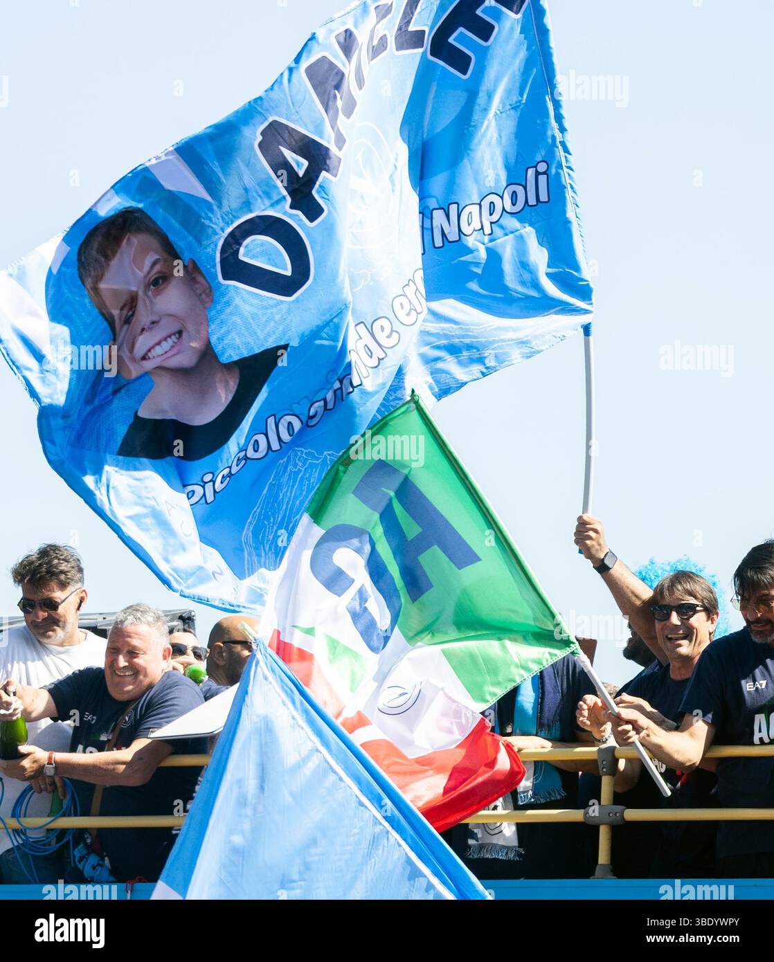 CRO 26 mai 2025 Naples, Lungomare Caracciolo. Le défilé des champions italiens sur les bus à toit ouvert. Neaphoto Sergio Siano Banque D'Images