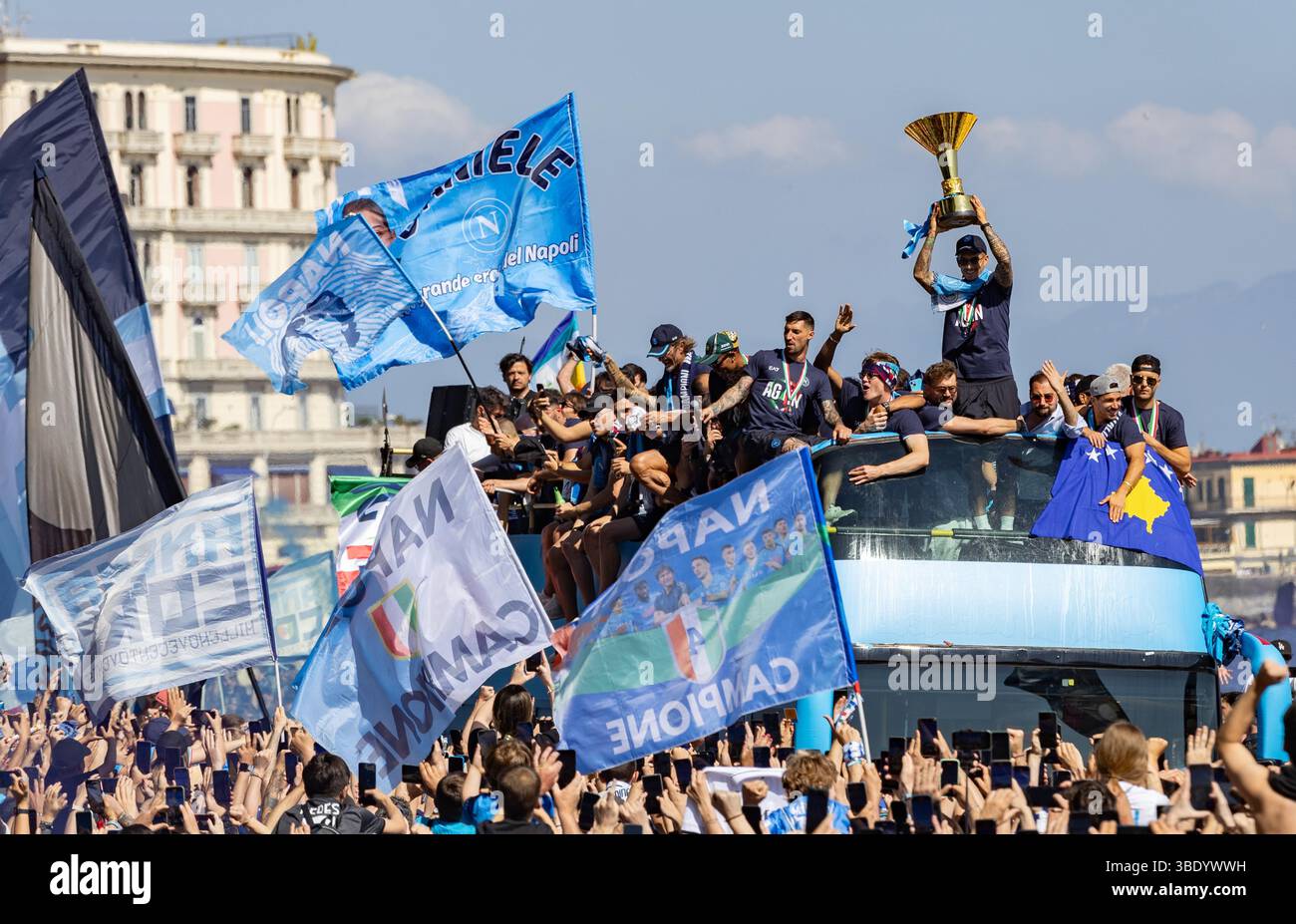 CRO 26 mai 2025 Naples, Lungomare Caracciolo. Le défilé des champions italiens sur les bus à toit ouvert. Neaphoto Sergio Siano Banque D'Images