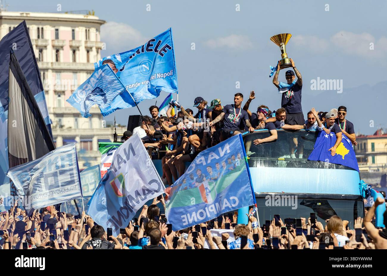 CRO 26 mai 2025 Naples, Lungomare Caracciolo. Le défilé des champions italiens sur les bus à toit ouvert. Neaphoto Sergio Siano Banque D'Images