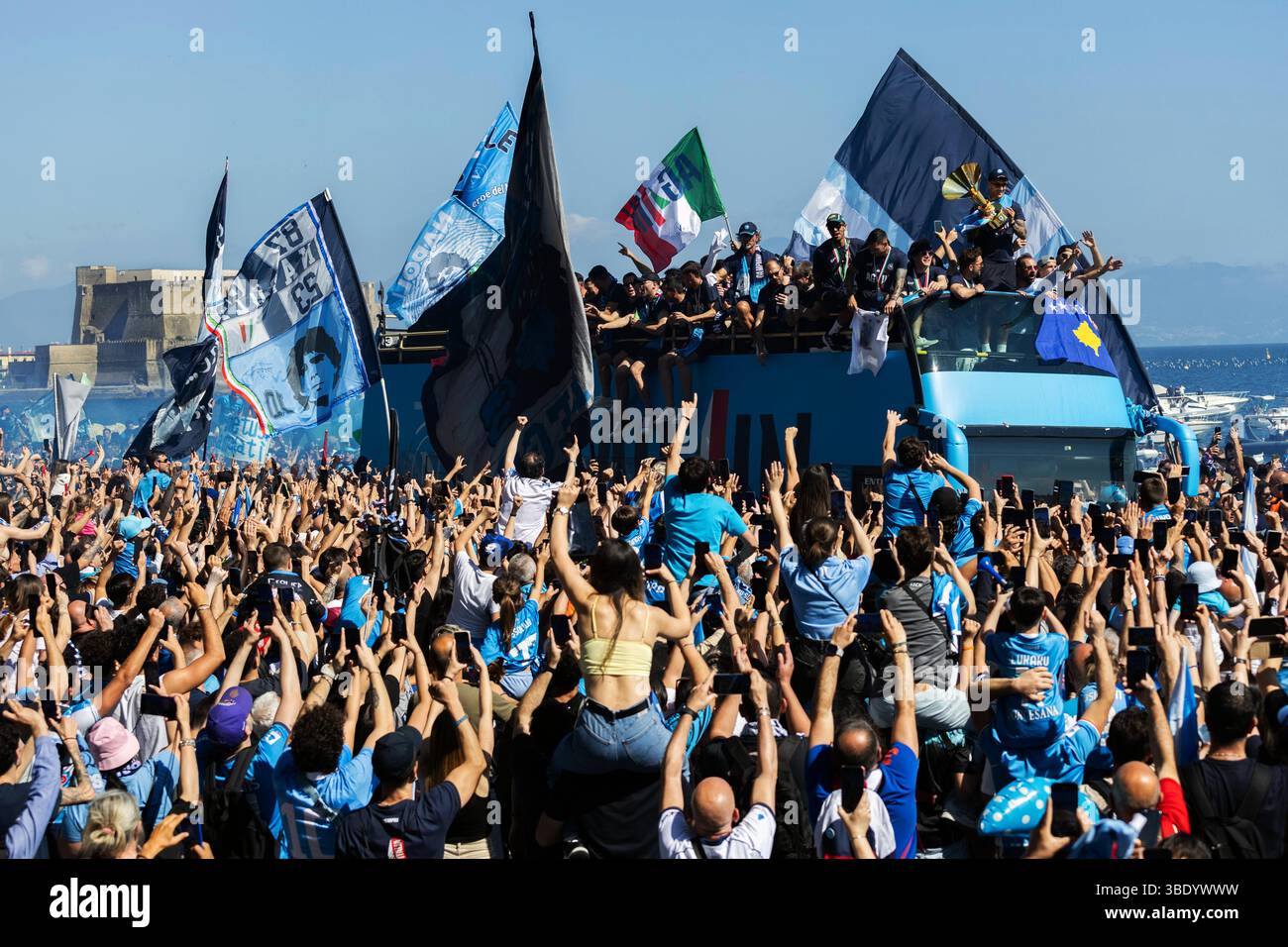 CRO 26 mai 2025 Naples, Lungomare Caracciolo. Le défilé des champions italiens sur les bus à toit ouvert. Neaphoto Sergio Siano Banque D'Images
