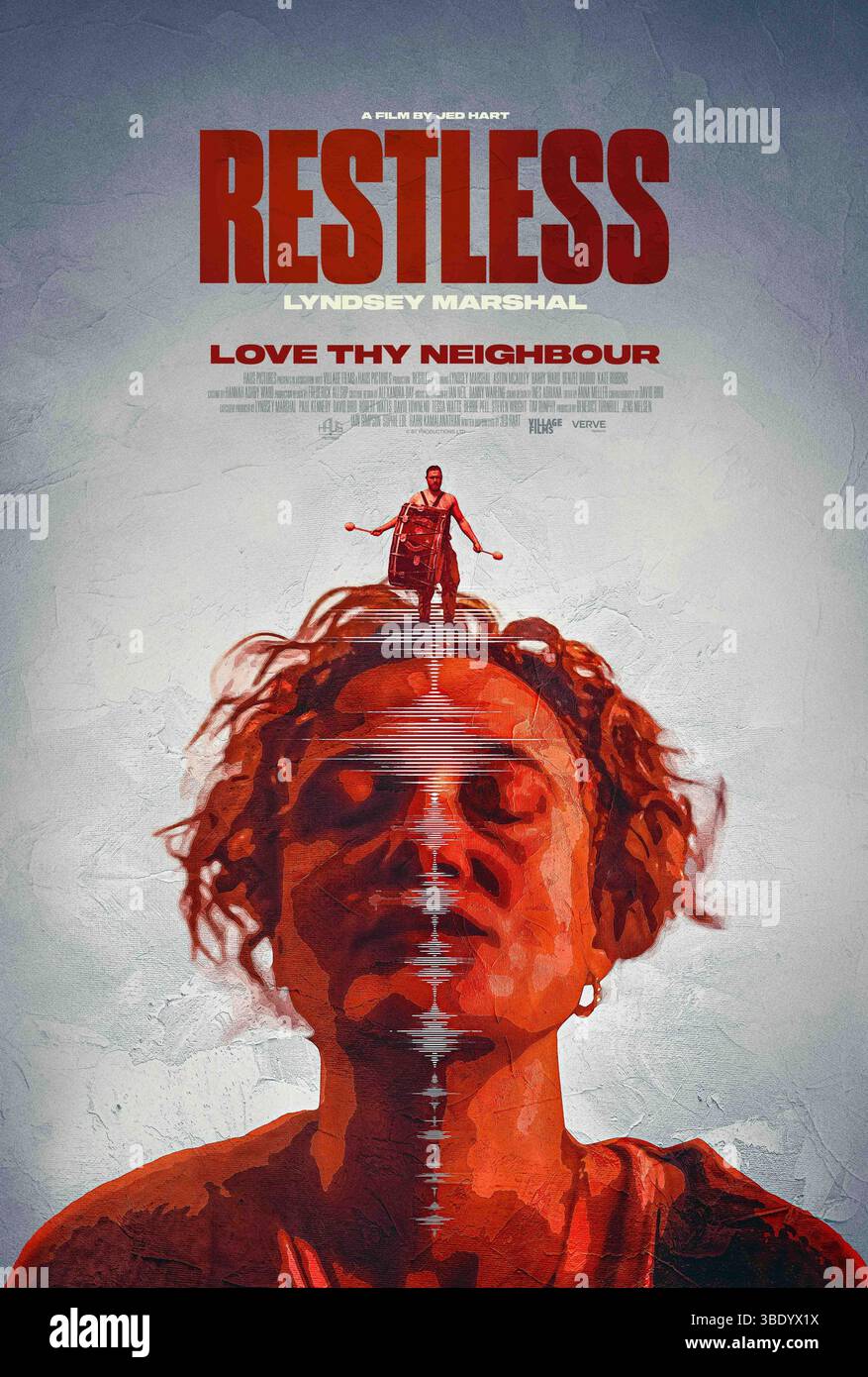 Restless (2024) réalisé par Jed Hart et mettant en vedette Lyndsey Marshal, Aston McAuley et Barry Ward. La vie banale d'un nid vide d'âge moyen est bouleversée lorsque de nouveaux voisins bruyants s'installent à côté, déclenchant un danger potentiel et des perturbations. Affiche AMÉRICAINE À une feuille POUR USAGE ÉDITORIAL UNIQUEMENT. Crédit : BFA / Quiver distribution Banque D'Images