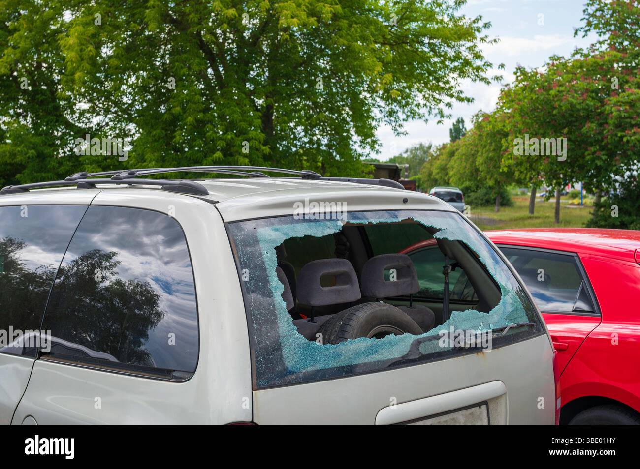 Une lunette arrière cassée d'une voiture garée Banque D'Images