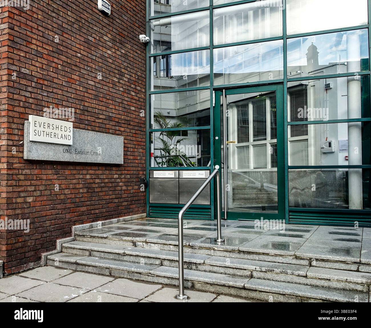 Entrée à Eversheds Sutherland, un cabinet d'avocats commercial à services complets, au One Earlsfort Centre, Dublin, Irlande. Banque D'Images