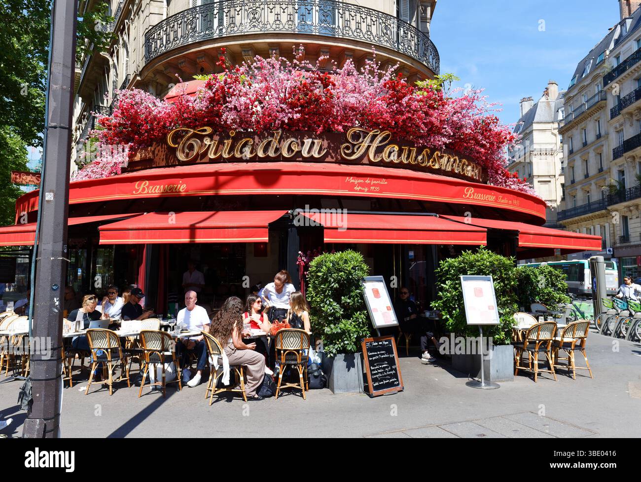 Paris, France- 19 mai 2025 : le restaurant Triadou Haussmann, brasserie traditionnelle parisienne située sur le boulevard Haussmann. Elle a été fondée en 1935 Banque D'Images