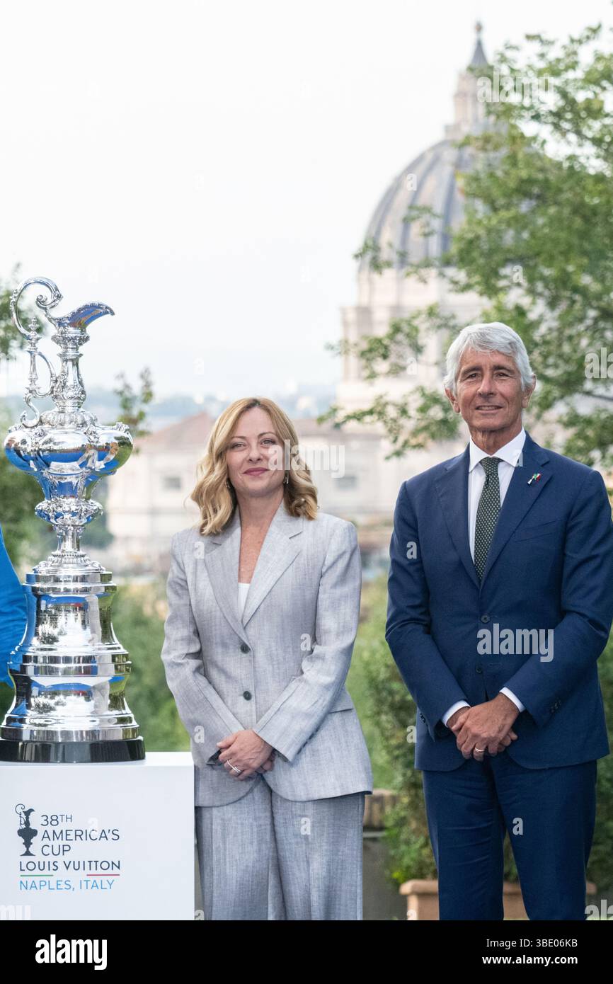 Rome, Italie MAI 26 2025 : Giorgia Meloni PM de l'Italie et Andrea Abodi Ministre italien des Sports à la conférence de presse pour la 38ème Coupe de l'America de Naples Banque D'Images