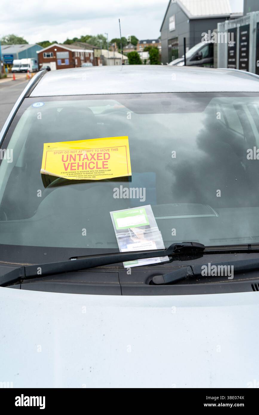 Autocollant de véhicule non taxé sur le pare-brise de la voiture Banque D'Images