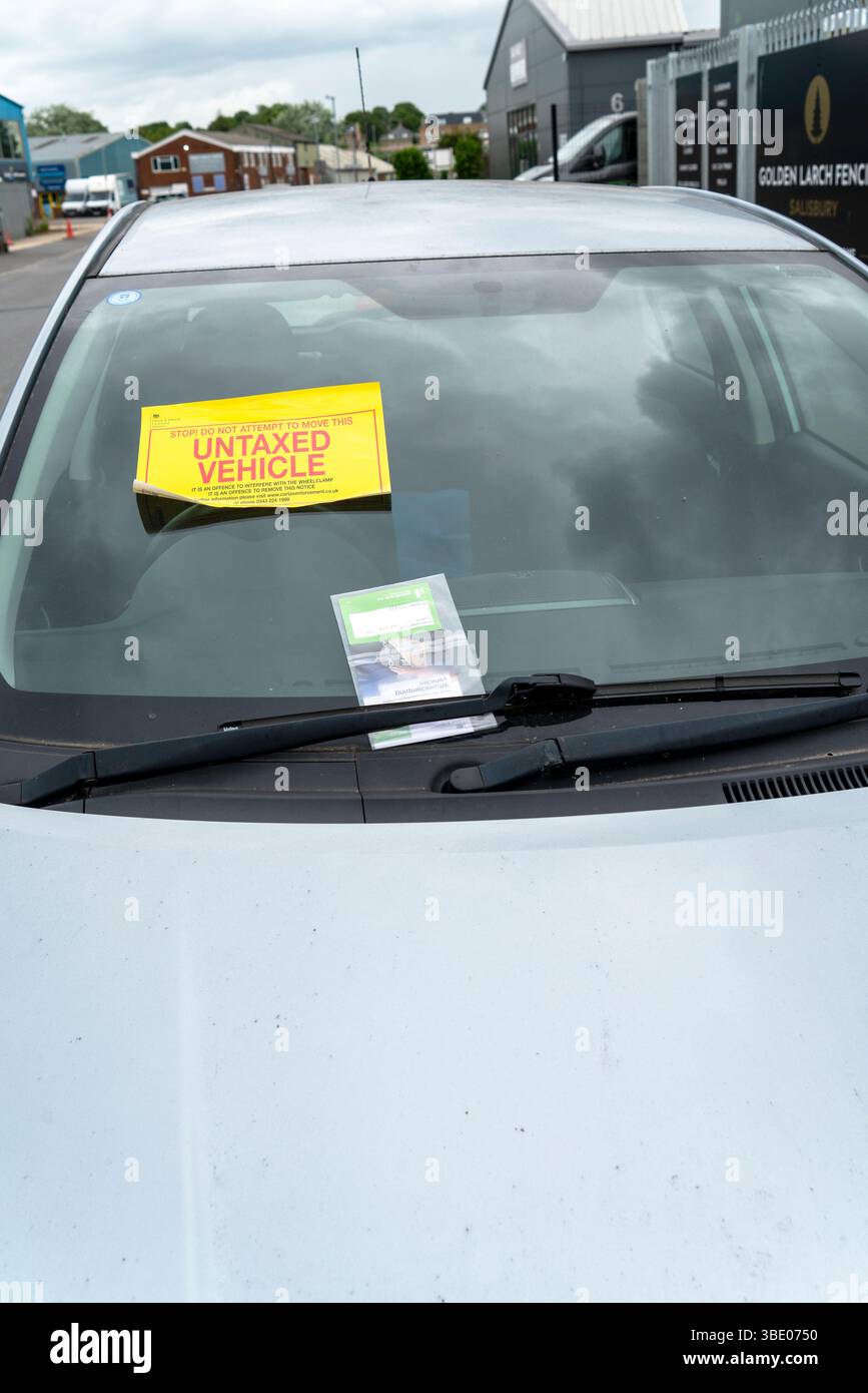 Autocollant de véhicule non taxé sur le pare-brise de la voiture Banque D'Images
