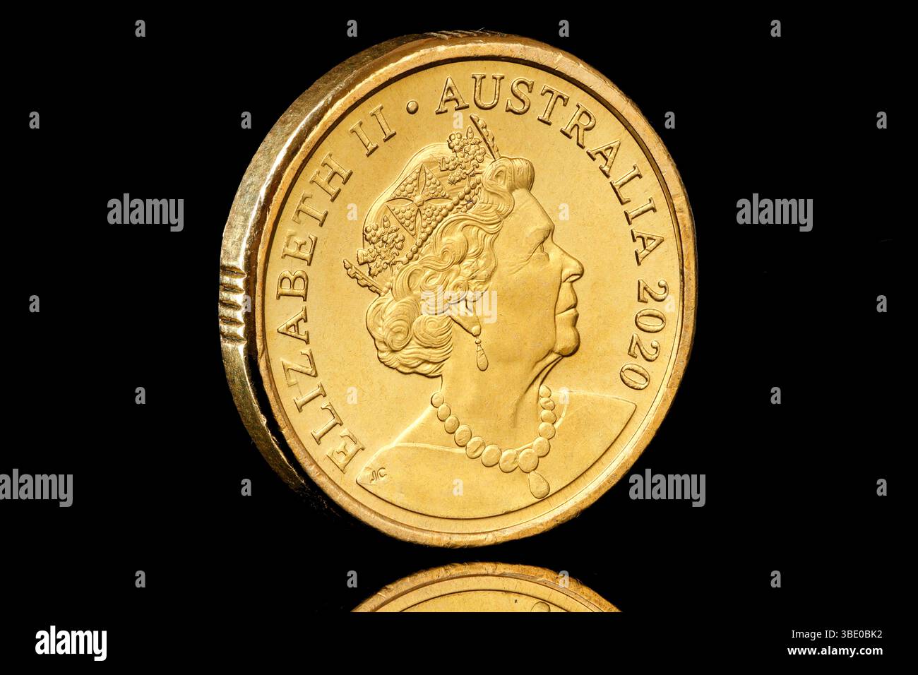 2020 Australie pièce de 2 $ pour commémorer le 75e anniversaire de la fin de la seconde Guerre mondiale. L'avers montre un portrait de la reine Elizabeth ll Banque D'Images
