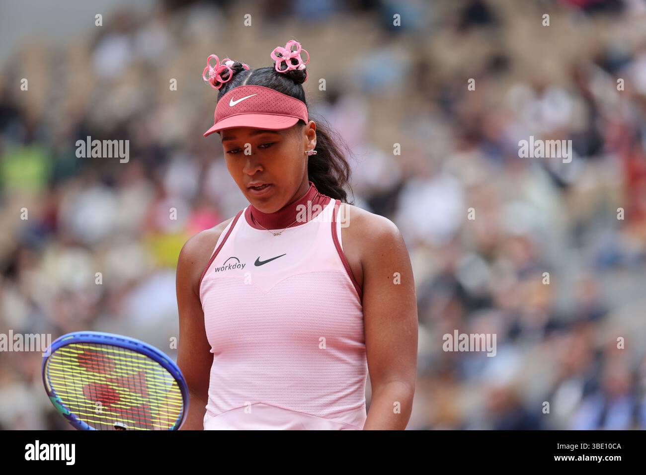 Paris, France. 26 mai 2025. Naomi Osaka, du Japon, joue contre Paula Badosa, d’Italie, lors de son match de premier tour à l’Open de France de Tennis à Roland Garros, à Paris, le lundi 26 mai 2025. Badosa a gagné 6-7, 6-1, 6-4. Photo de Maya Vidon-White/UPI crédit : UPI/Alamy Live News Banque D'Images