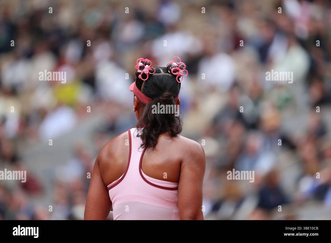 Paris, France. 26 mai 2025. Naomi Osaka, du Japon, joue contre Paula Badosa, d’Italie, lors de son match de premier tour à l’Open de France de Tennis à Roland Garros, à Paris, le lundi 26 mai 2025. Badosa a gagné 6-7, 6-1, 6-4. Photo de Maya Vidon-White/UPI crédit : UPI/Alamy Live News Banque D'Images