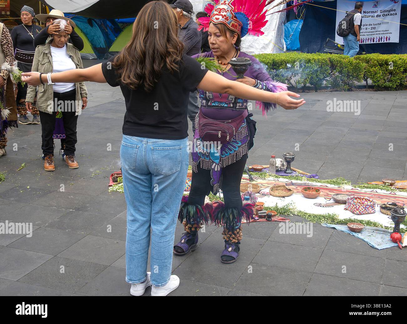 Les femmes subissent des rituels de guérison traditionnels dans le Zocalo ou place centrale de Mexico, Mexique Banque D'Images