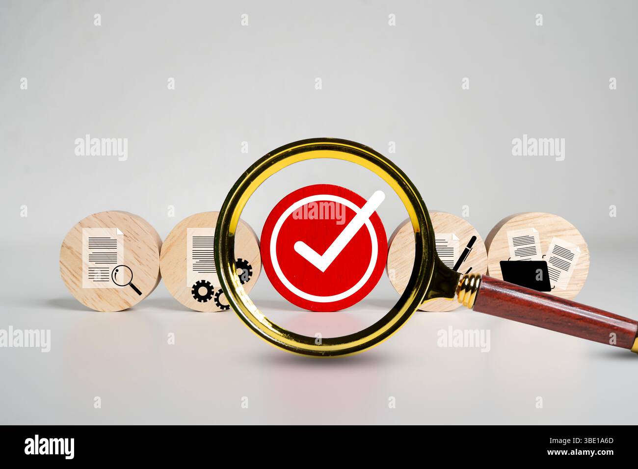 Loupe mettant en évidence une coche rouge entourée d'icônes de document, symbolisant l'assurance qualité, le processus d'approbation, la vérification, l'audit, com Banque D'Images