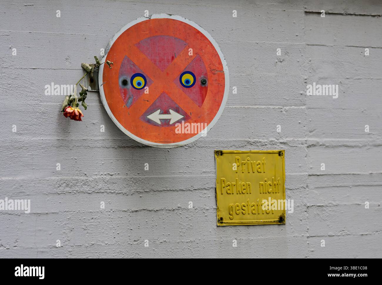 Panneau de signalisation sans stationnement peint comme des smileys dans un garage de stationnement à Düsseldorf, en Allemagne Banque D'Images Panneau de signalisation sans stationnement peint comme des smileys dans un garage de stationnement à Düsseldorf, en Allemagne Banque D'Images