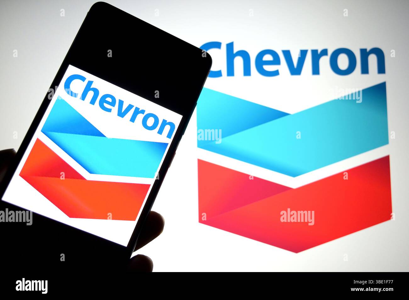 Inde. 25 mai 2025. Dans cette illustration photo, un logo Chevron Corporation est affiché sur un téléphone intelligent et en arrière-plan. Crédit : SOPA images Limited/Alamy Live News Banque D'Images
