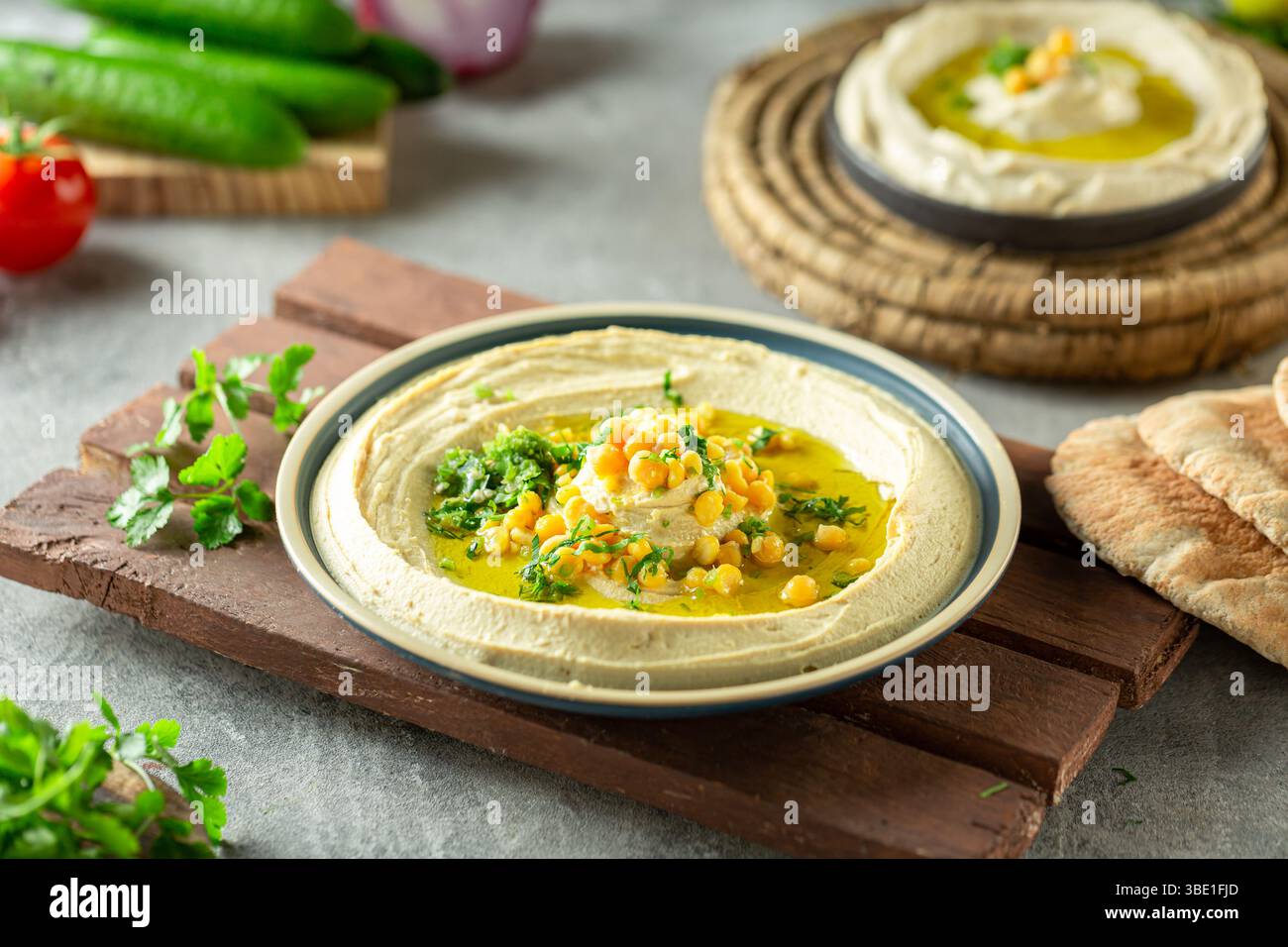 Houmous avec tahini et huile d'olive – trempette traditionnelle arabe au mezze. Banque D'Images