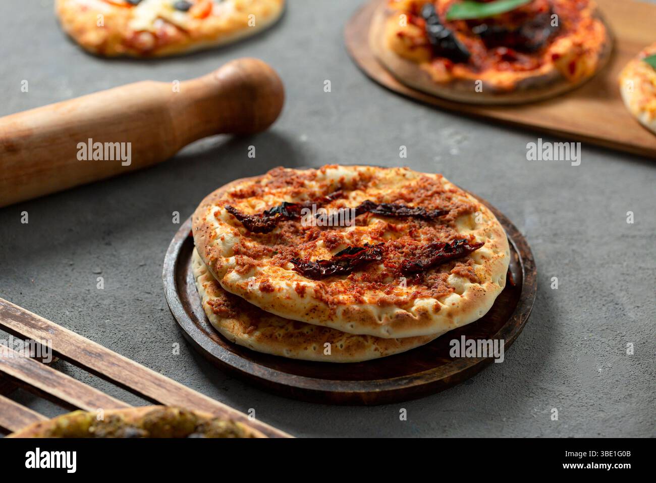 Tomate Manakish avec sauce rouge – petit déjeuner traditionnel arabe cuit au four. Banque D'Images