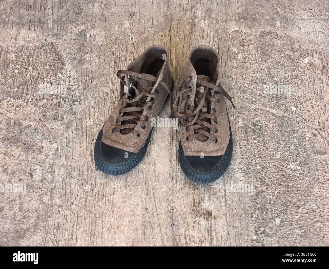Une paire de vieilles chaussures en toile avec un style vintage classique sur le sol Banque D'Images