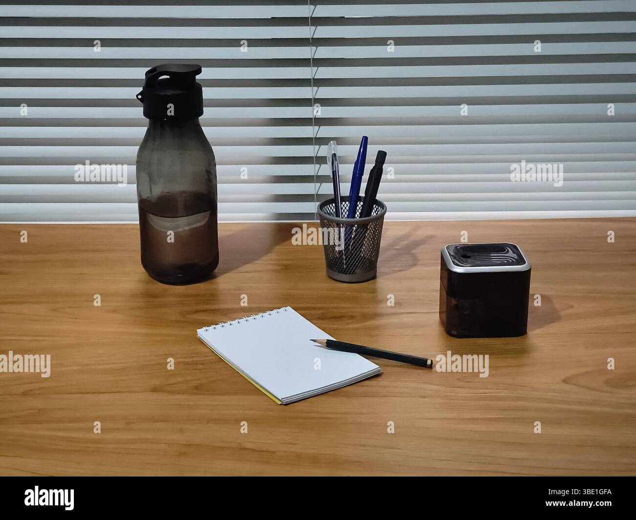 une bouteille et un ensemble de papeterie sur le bureau Banque D'Images