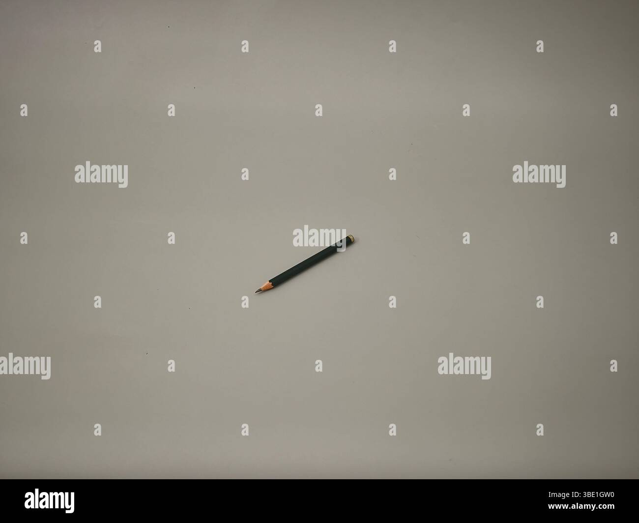 Un crayon court sur fond gris Banque D'Images