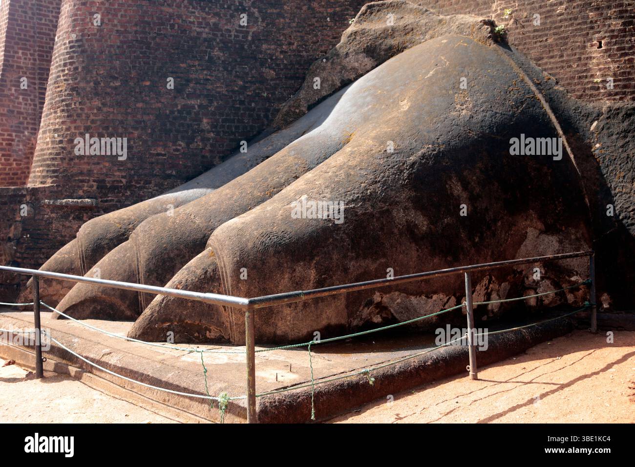 Sri Lanka. Sirigiya. Pattes de lion géantes à l'entrée de la forteresse. 5ème siècle. Banque D'Images