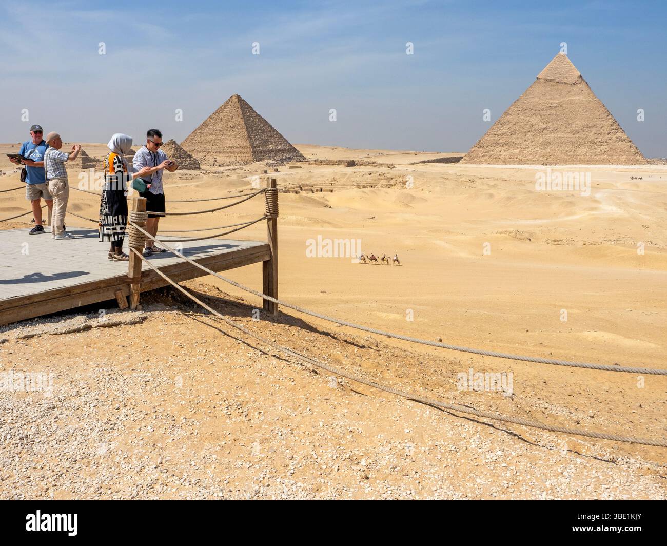 Visiteurs aux pyramides de Gizeh Banque D'Images