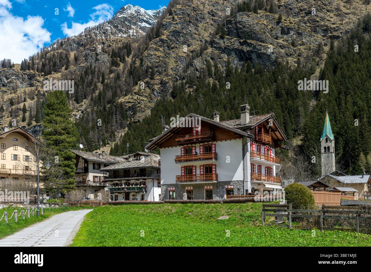 Une vue pittoresque sur le charmant village de Gressoney-Saint-Jean avec des bâtiments traditionnels en bois et en pierre sur fond de montagne en Italie. Banque D'Images