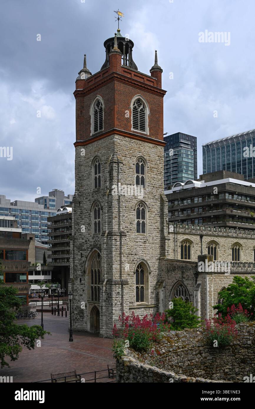 LONDRES, Royaume-Uni - 21 MAI 2025 : extérieur de l'église St Giles-without-Cripplegate dans le domaine Barbican Banque D'Images
