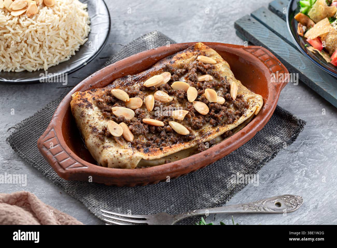 Plat arabe de style égyptien, fatteh égyptien avec de la purée de viande Banque D'Images