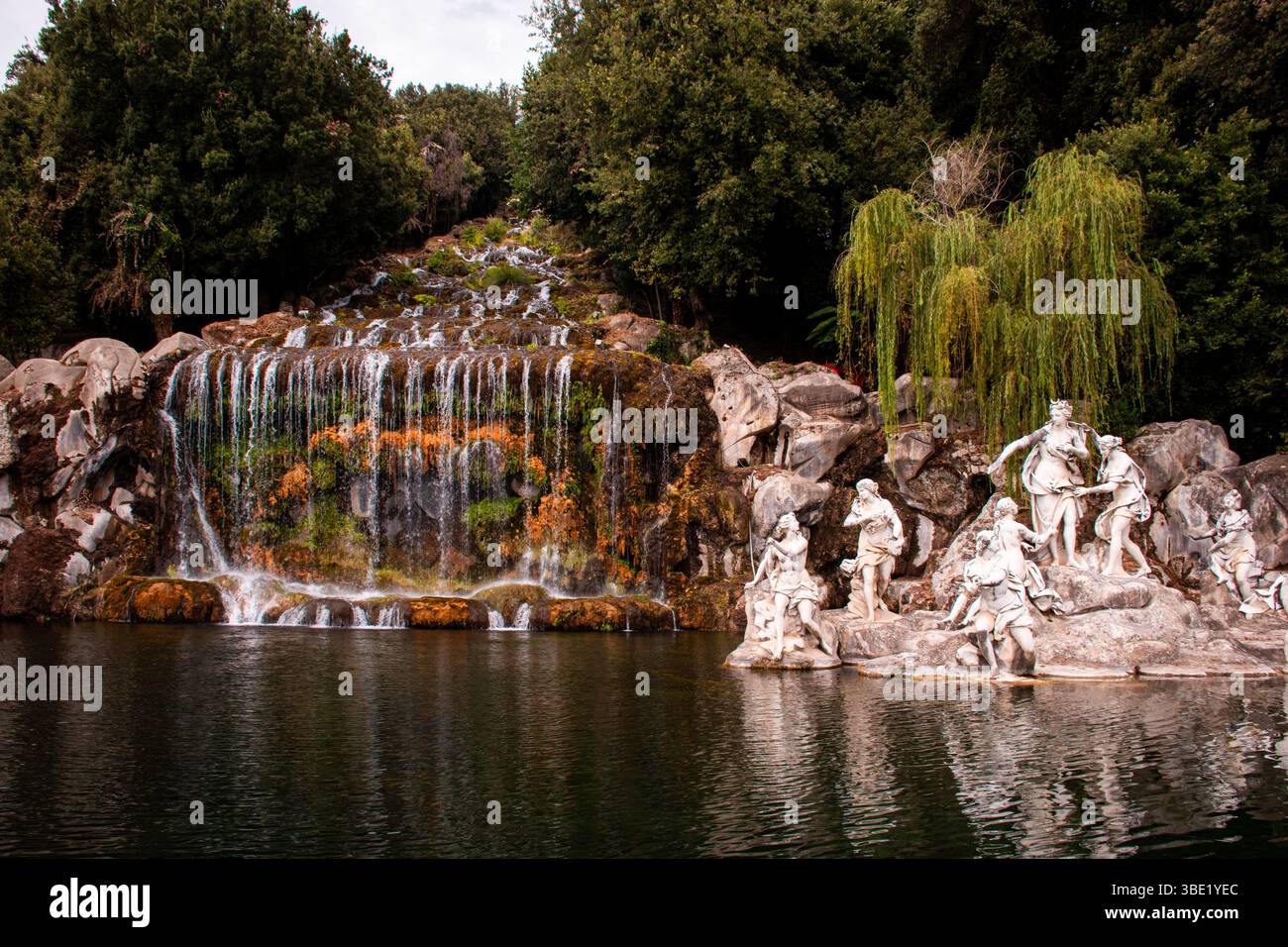 Fontaine dans les jardins du Palais Royal de Caserte, entouré de verdure luxuriante et d'élégance baroque, un chef-d'œuvre de l'aménagement paysager italien. Banque D'Images