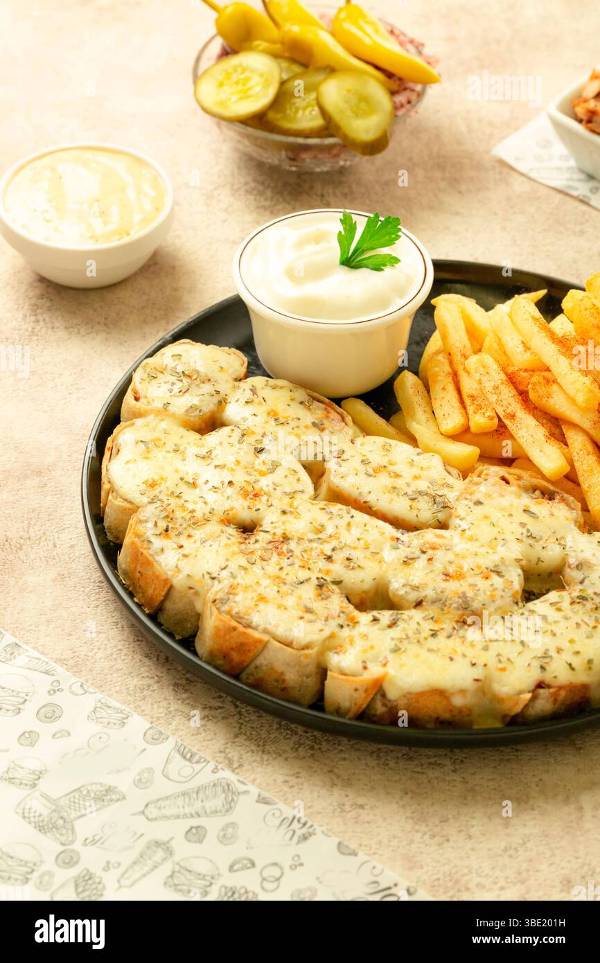 Rouleaux de Shawarma arabe avec fromage fondu et frites – Modern Twist sur un classique Banque D'Images