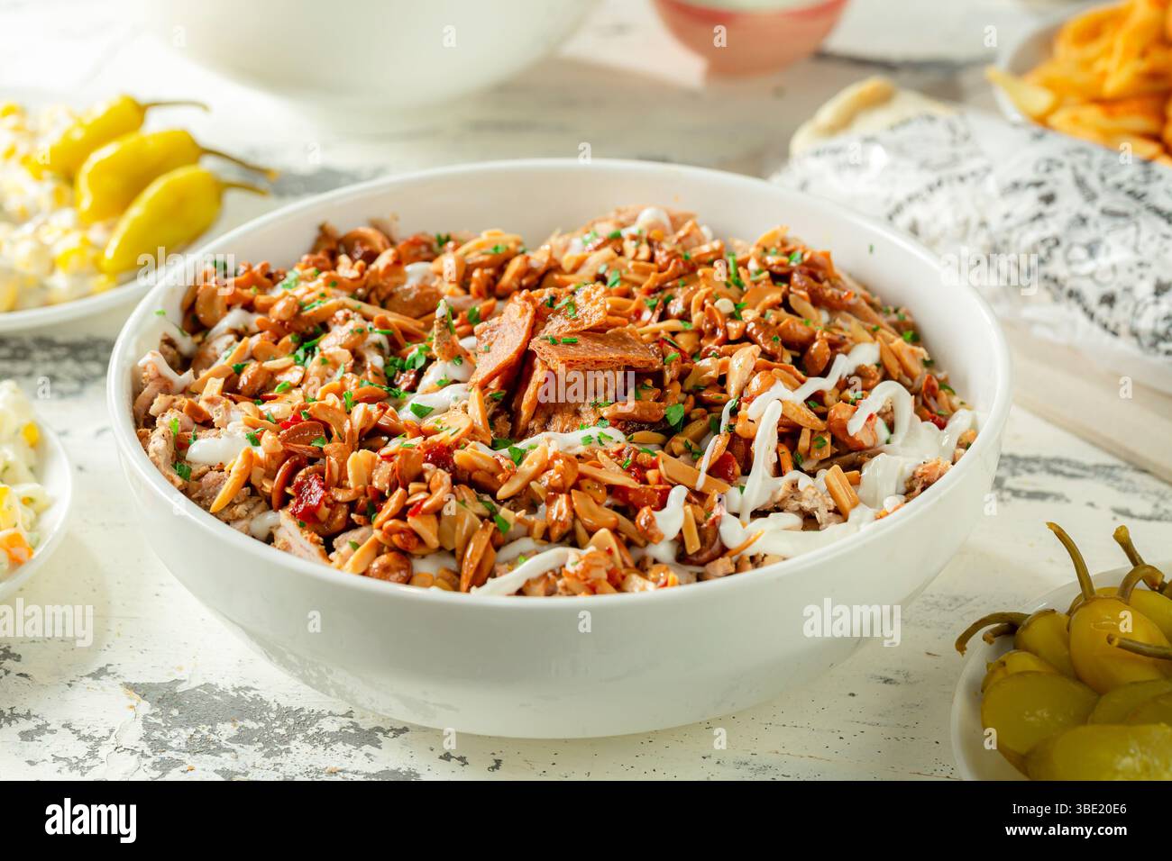 Shawarma Fatteh avec noix et sauce à l'ail – cuisine arabe authentique Banque D'Images