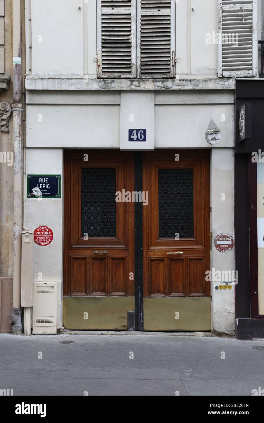Entrée parisienne classique en bois sur la rue Lepic avec le numéro 46 Banque D'Images