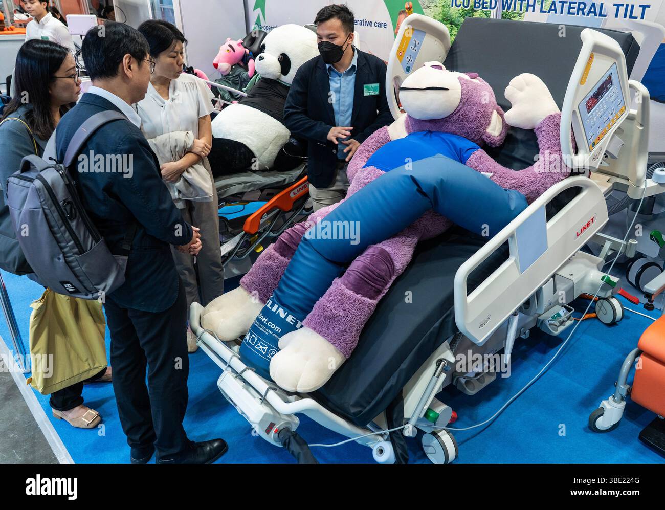 Hong Kong, Chine.26 mai 2025. La 16e Foire internationale de la médecine et de la santé de Hong Kong a ouvert ses portes au Hong Kong Convention and Exhibition Centre le 26 mai 2025. Sous le thème « Smart Healthcare, Innovative Experiences », l'exposition rassemble environ 300 exposants de 13 pays et régions du monde entier, présentant des technologies et des produits médicaux de pointe pour favoriser la collaboration et le développement de l'industrie. Crédit : Hou Yu/China News Service/Alamy Live News Banque D'Images