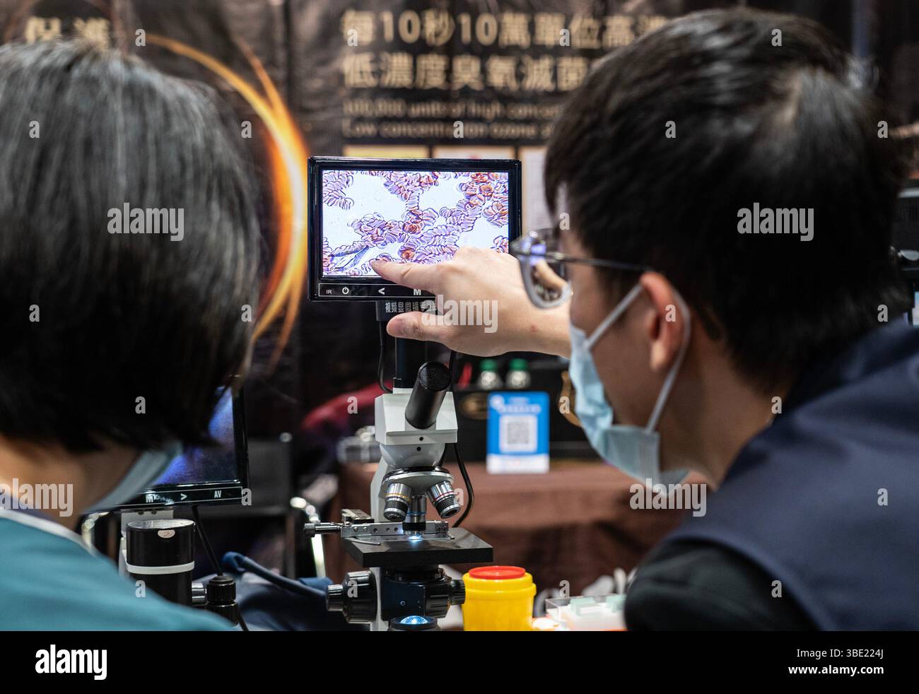 Hong Kong, Chine.26 mai 2025. La 16e Foire internationale de la médecine et de la santé de Hong Kong a ouvert ses portes au Hong Kong Convention and Exhibition Centre le 26 mai 2025. Sous le thème « Smart Healthcare, Innovative Experiences », l'exposition rassemble environ 300 exposants de 13 pays et régions du monde entier, présentant des technologies et des produits médicaux de pointe pour favoriser la collaboration et le développement de l'industrie. Crédit : Hou Yu/China News Service/Alamy Live News Banque D'Images
