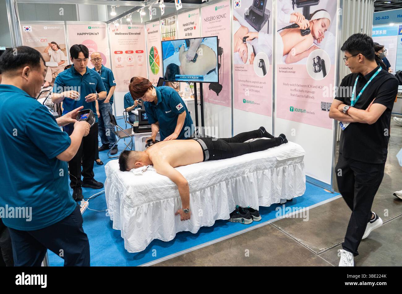 Hong Kong, Chine.26 mai 2025. La 16e Foire internationale de la médecine et de la santé de Hong Kong a ouvert ses portes au Hong Kong Convention and Exhibition Centre le 26 mai 2025. Sous le thème « Smart Healthcare, Innovative Experiences », l'exposition rassemble environ 300 exposants de 13 pays et régions du monde entier, présentant des technologies et des produits médicaux de pointe pour favoriser la collaboration et le développement de l'industrie. Crédit : Hou Yu/China News Service/Alamy Live News Banque D'Images