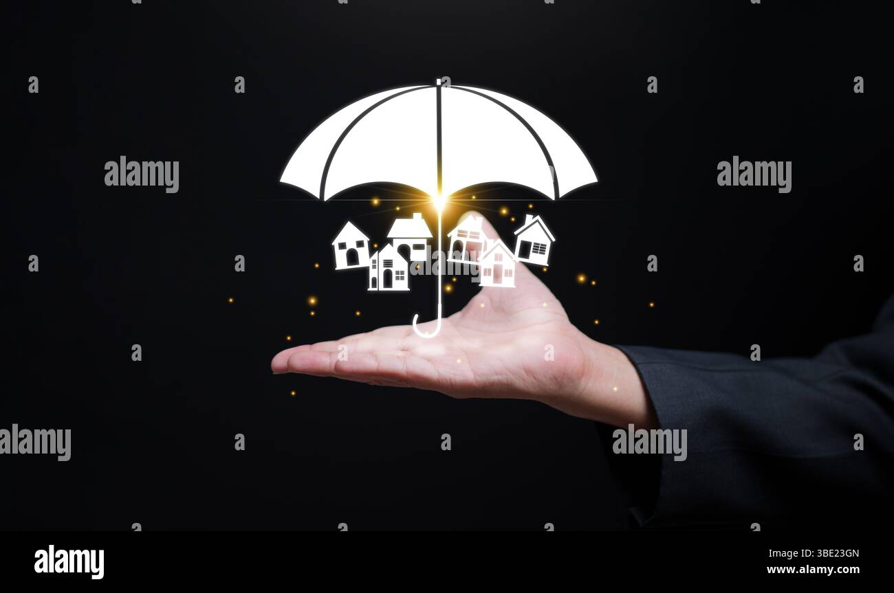 Concept d'assurance immobilier, maison ou propriété. Un homme tenant des icônes de maison sous un parapluie, symbolisant la couverture d'assurance qui fournit la protection Banque D'Images