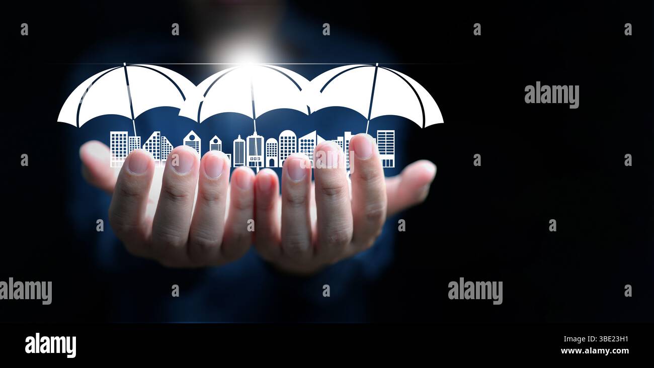 Concept d'assurance immobilière ou immobilière. Un homme tenant des icônes de bâtiment sous des parapluies, symbolisant la couverture d'assurance qui fournit la protection aga Banque D'Images