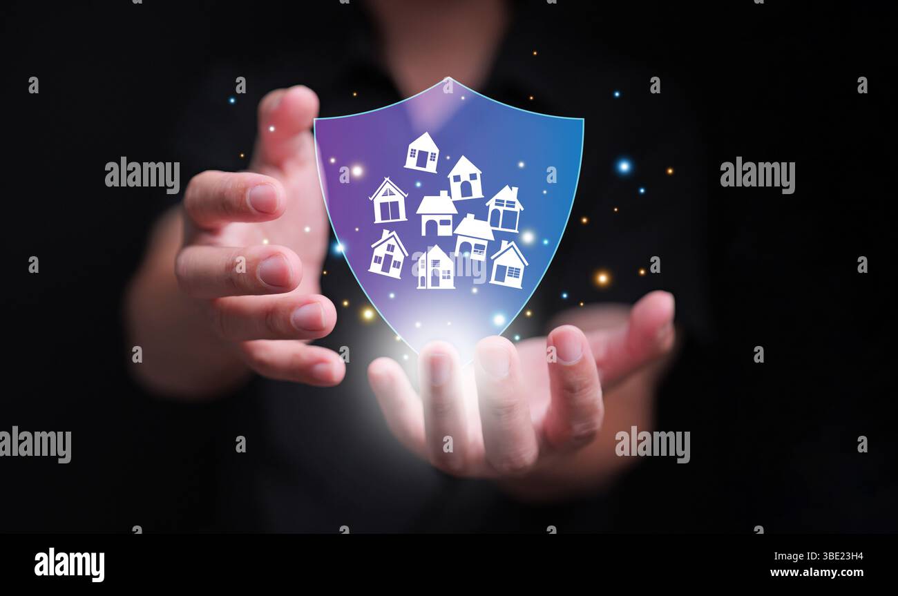 Concept d'assurance immobilier, maison ou propriété. Un homme tenant des icônes de maison derrière un bouclier, symbolisant une couverture qui protège contre divers risques Banque D'Images