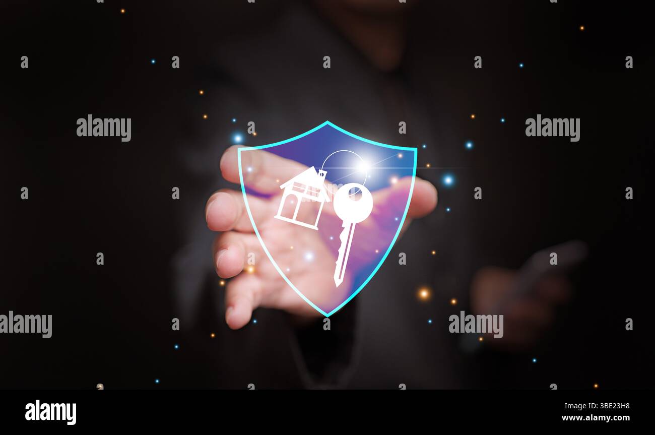 Concept d'assurance immobilier, maison ou propriété. Un homme tenant la maison avec l'icône clé derrière un bouclier, symbolisant la couverture qui protège contre vario Banque D'Images