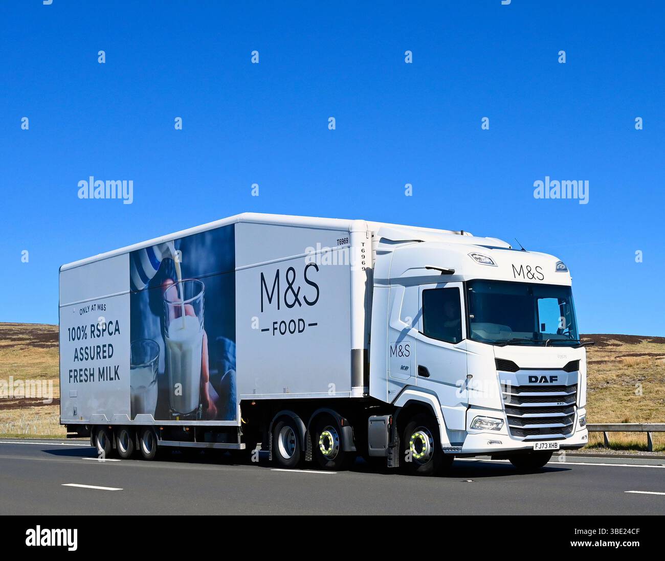 M & S Food HGV, voyageant à grande vitesse sur l'autoroute M6 Southbound Carriageway, Shap, Cumbria, Angleterre, Royaume-Uni, Europe. Banque D'Images