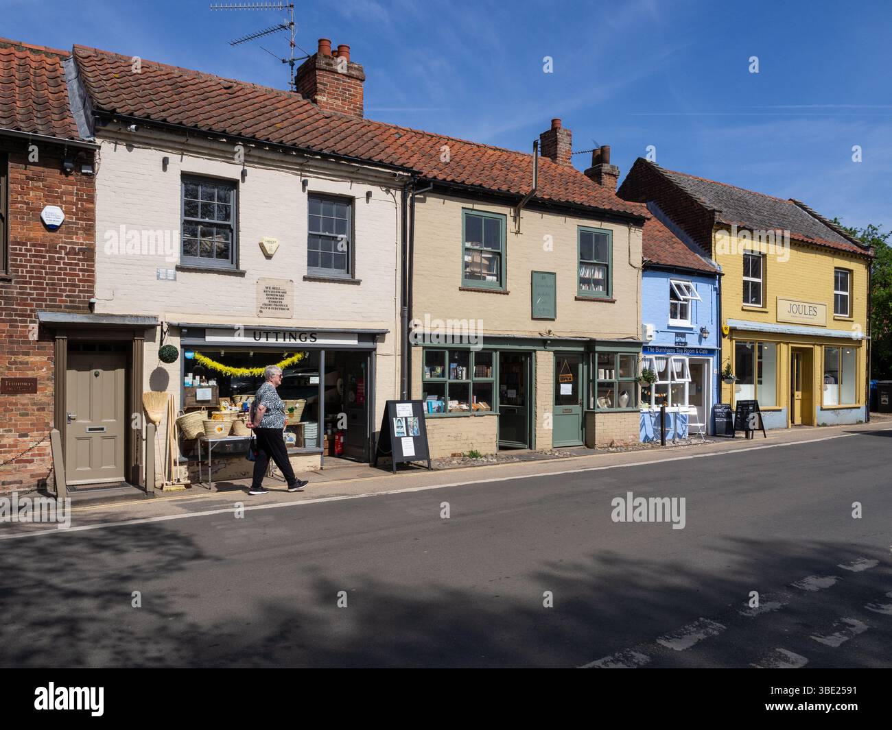 Rangée de petits magasins sur la rue High dans la jolie ville de marché de Burnham Market, Norfolk, Royaume-Uni Banque D'Images
