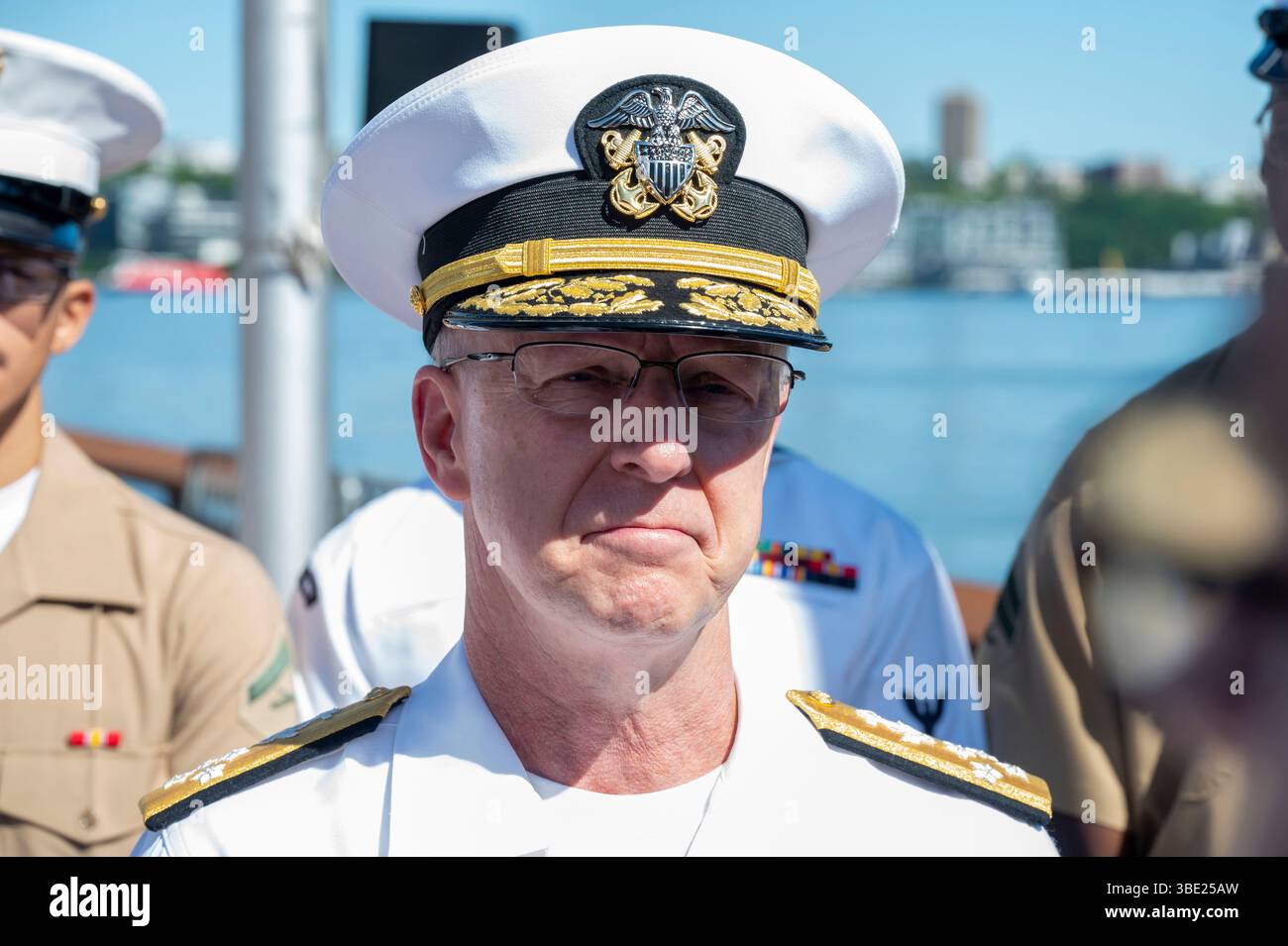 L'ADM Daryl Caudle, commandant du U.S. Fleet Forces Command, assiste à la cérémonie annuelle de commémoration du jour du souvenir de l'Intrepid Sea, Air & Space Museum. Banque D'Images